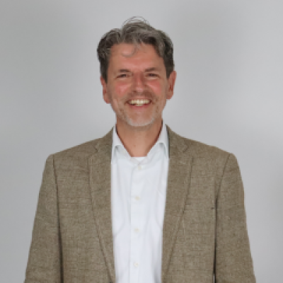 Portretfoto van D.H. (Dennes) Roes, financieel adviseur