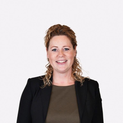 Portretfoto van C.H.S. (Carla) Bommer, financieel adviseur
