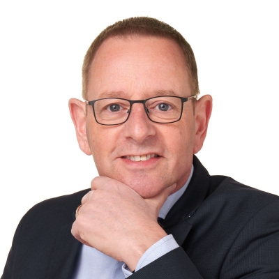 Portretfoto van P.H.M.(Pieter) Meeuws, financieel adviseur