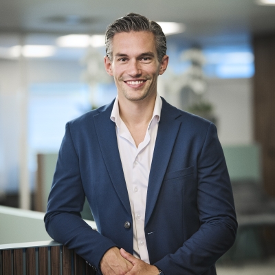 Portretfoto van J.(Jeréll) Roos, financieel adviseur