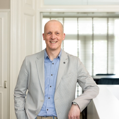 Portretfoto van Bart Tiecke, financieel adviseur