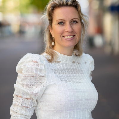 Portretfoto van E.A.C.(Esther) Hasselerharm-Damhuis, financieel adviseur